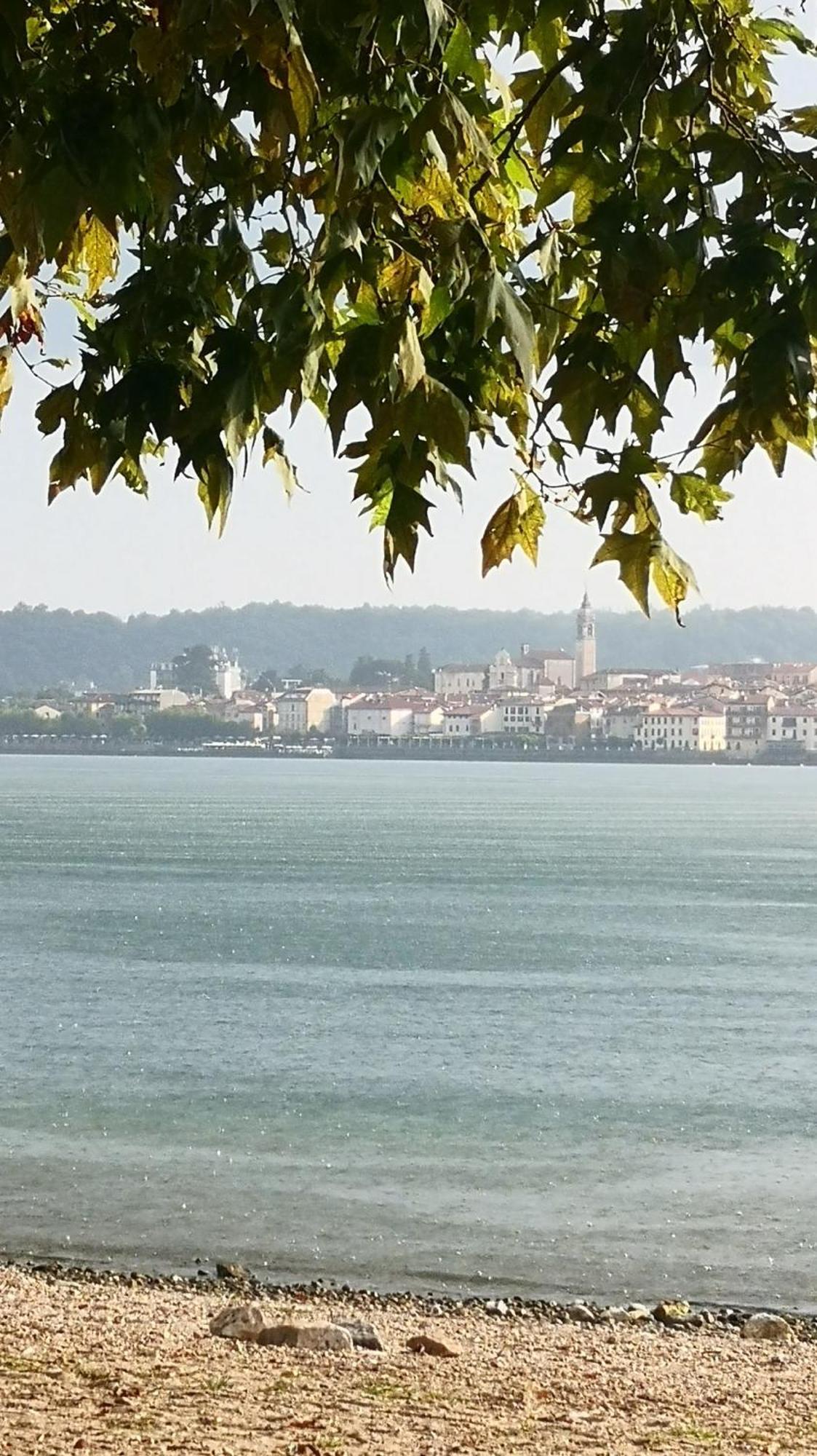 Residenza Esse Villa Angera Bagian luar foto